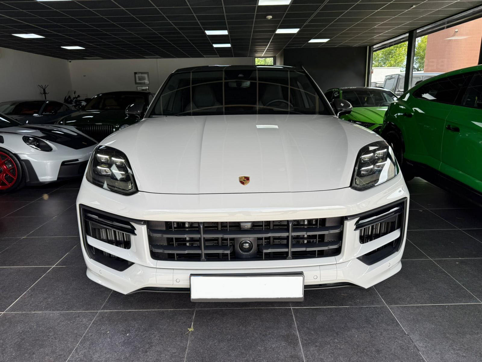 Porsche Cayenne Coupé Turbo S E-Hybrid Pack GT gris craie — avant