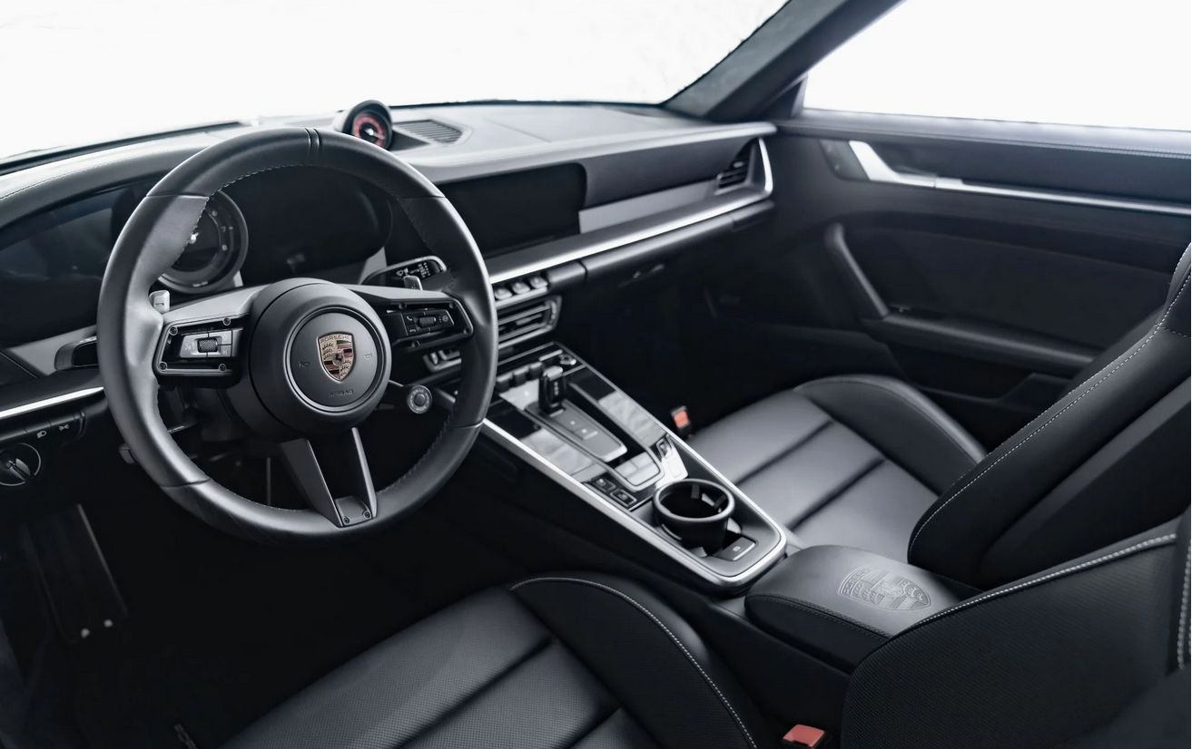 Porsche 911 Targa 4 GTS — détail capote rouge